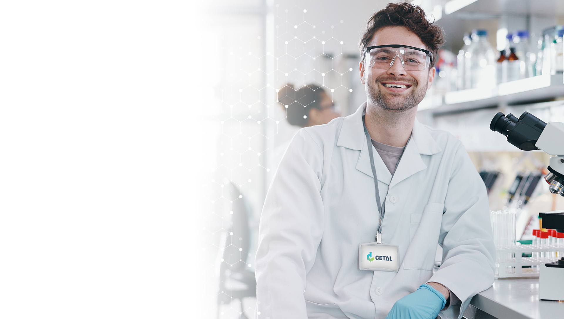 Cientista da CETAL em laboratório